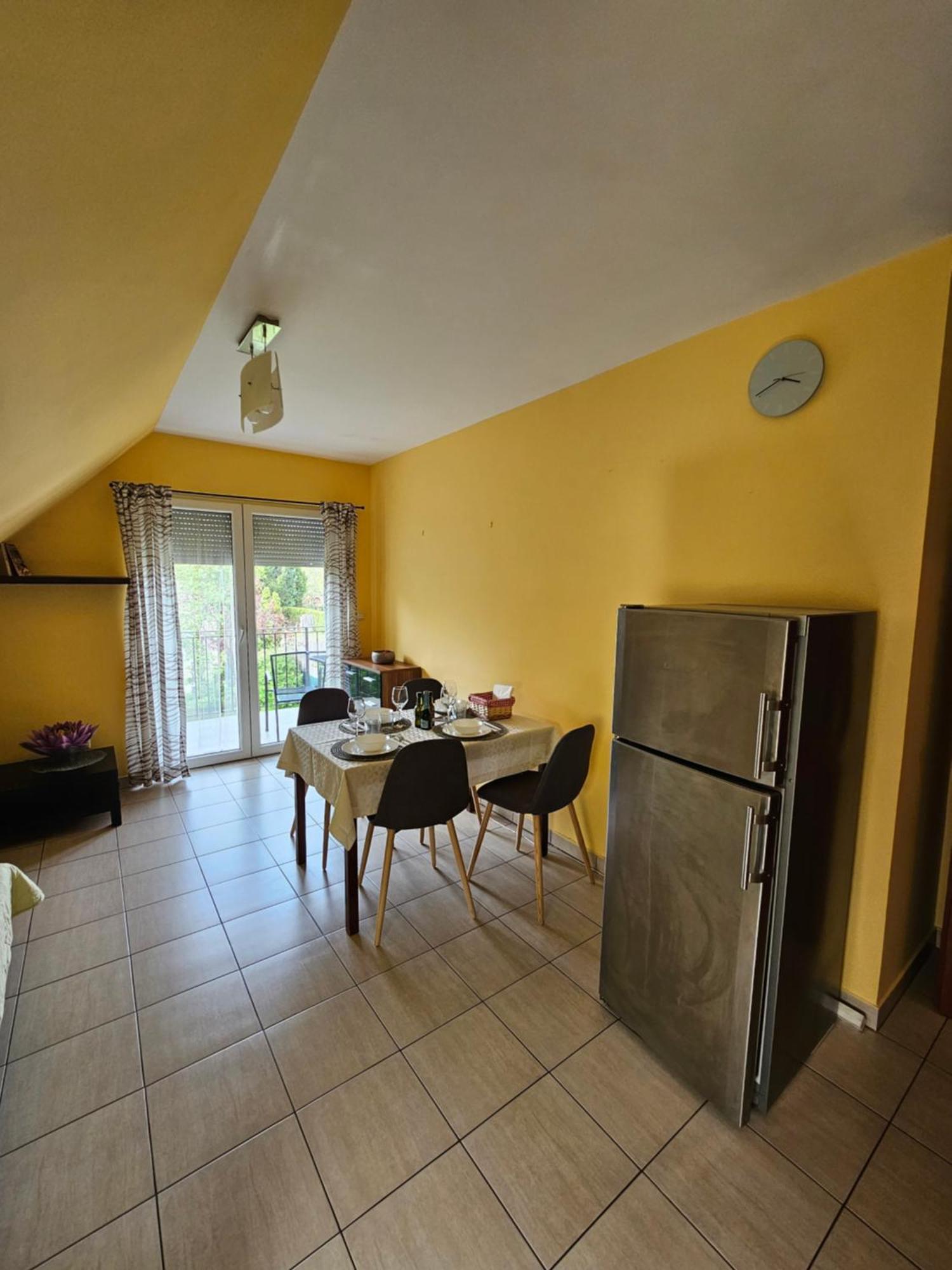 Апартаменти Easy Apartmanhaz Кестхей